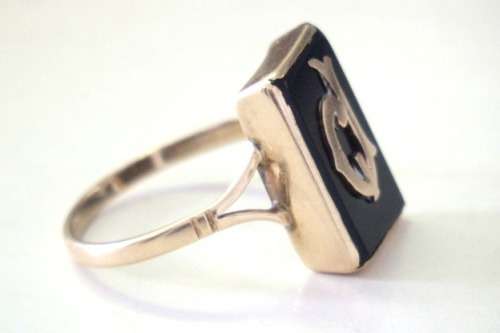 A magnificent 9 ct gold signet ring with the letter "P" on black Onyx stone