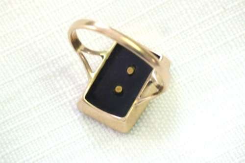 A magnificent 9 ct gold signet ring with the letter "P" on black Onyx stone