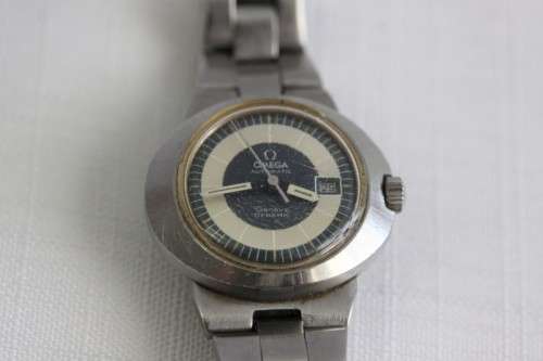 A superb vintage retro ladies "Omega" Geneve Dynamic stainless steel watch with date window