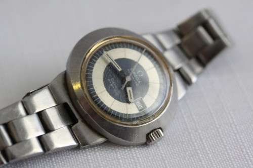 A superb vintage retro ladies "Omega" Geneve Dynamic stainless steel watch with date window