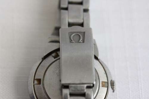 A superb vintage retro ladies "Omega" Geneve Dynamic stainless steel watch with date window