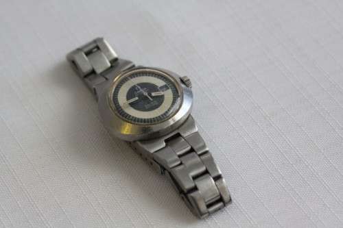 A superb vintage retro ladies "Omega" Geneve Dynamic stainless steel watch with date window