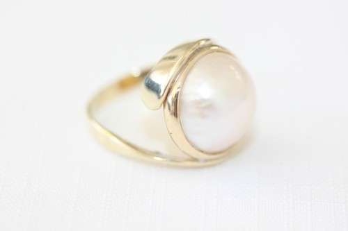 A spectacular 9 ct gold ladies ring with a genuine large cultured mabe pearl centre stone