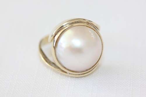 A spectacular 9 ct gold ladies ring with a genuine large cultured mabe pearl centre stone