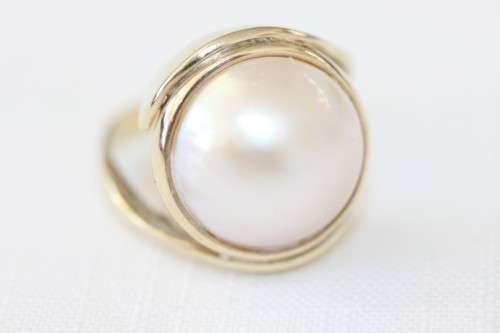 A spectacular 9 ct gold ladies ring with a genuine large cultured mabe pearl centre stone
