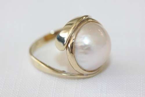 A spectacular 9 ct gold ladies ring with a genuine large cultured mabe pearl centre stone
