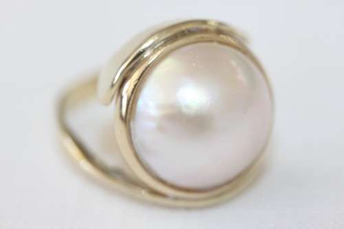 A spectacular 9 ct gold ladies ring with a genuine large cultured mabe pearl centre stone
