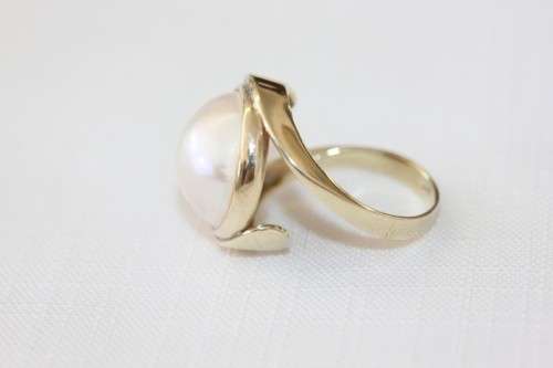 A spectacular 9 ct gold ladies ring with a genuine large cultured mabe pearl centre stone