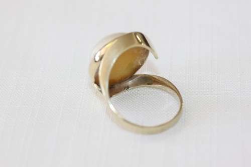 A spectacular 9 ct gold ladies ring with a genuine large cultured mabe pearl centre stone