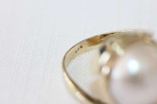 A spectacular 9 ct gold ladies ring with a genuine large cultured mabe pearl centre stone