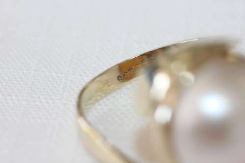A spectacular 9 ct gold ladies ring with a genuine large cultured mabe pearl centre stone