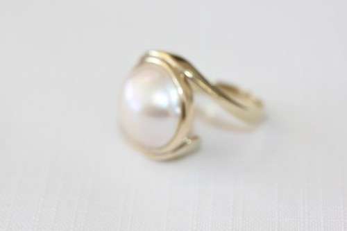 A spectacular 9 ct gold ladies ring with a genuine large cultured mabe pearl centre stone