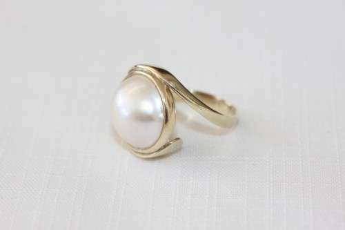 A spectacular 9 ct gold ladies ring with a genuine large cultured mabe pearl centre stone