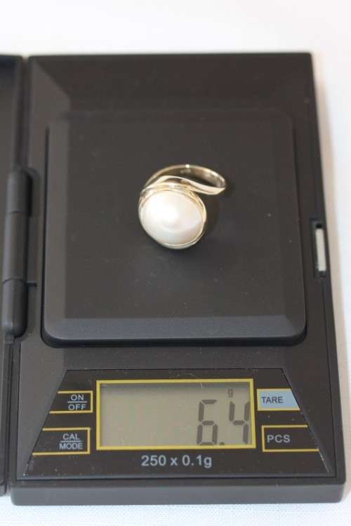 A spectacular 9 ct gold ladies ring with a genuine large cultured mabe pearl centre stone