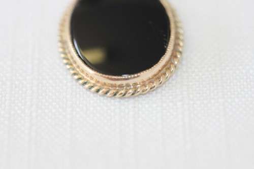 A magnificent 9ct gold pendant with large Onyx stone and amazing braiding around the edges