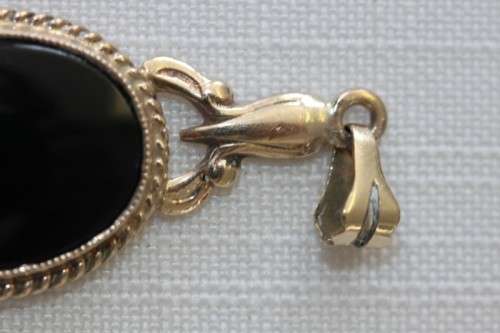 A magnificent 9ct gold pendant with large Onyx stone and amazing braiding around the edges