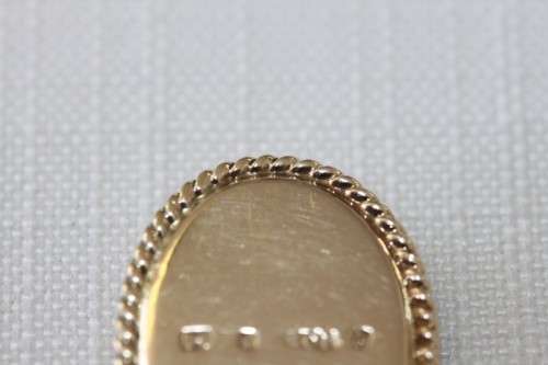 A magnificent 9ct gold pendant with large Onyx stone and amazing braiding around the edges