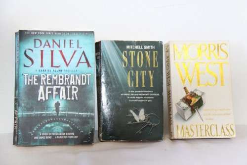 An amazing collection of 22x assorted softcover novel books - perfect for retail BID/BOOK | RS17