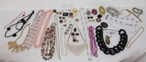 A beautiful assorted collection of jewellery including necklaces, pendants, brooches & more | RS17