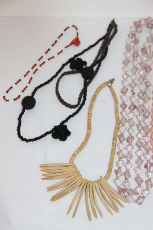 A beautiful assorted collection of jewellery including necklaces, pendants, brooches & more | RS17