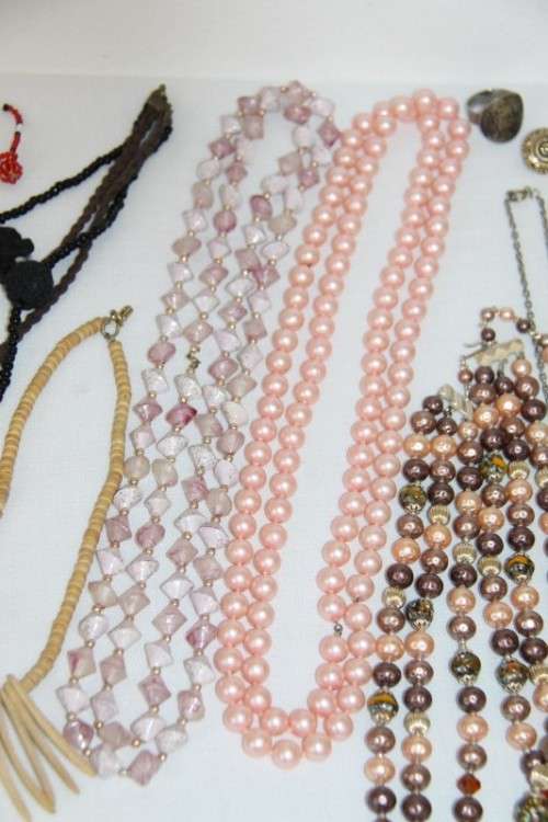 A beautiful assorted collection of jewellery including necklaces, pendants, brooches & more | RS17