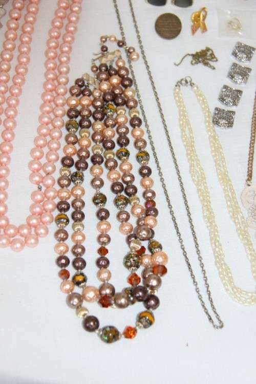 A beautiful assorted collection of jewellery including necklaces, pendants, brooches & more | RS17
