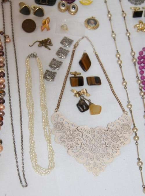 A beautiful assorted collection of jewellery including necklaces, pendants, brooches & more | RS17