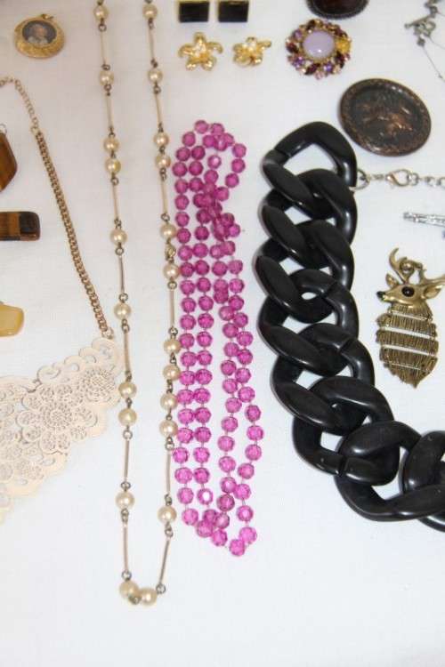 A beautiful assorted collection of jewellery including necklaces, pendants, brooches & more | RS17