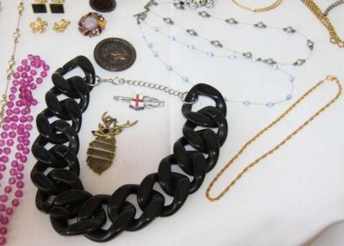 A beautiful assorted collection of jewellery including necklaces, pendants, brooches & more | RS17