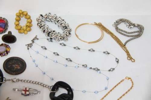 A beautiful assorted collection of jewellery including necklaces, pendants, brooches & more | RS17