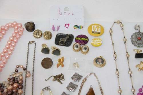 A beautiful assorted collection of jewellery including necklaces, pendants, brooches & more | RS17