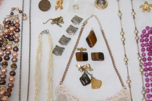 A beautiful assorted collection of jewellery including necklaces, pendants, brooches & more | RS17