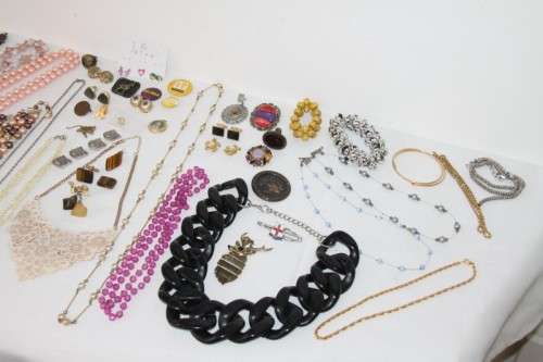 A beautiful assorted collection of jewellery including necklaces, pendants, brooches & more | RS17