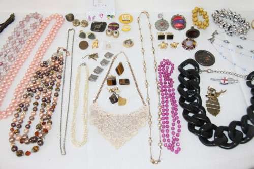 A beautiful assorted collection of jewellery including necklaces, pendants, brooches & more | RS17