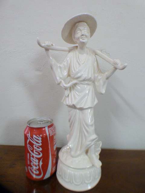 A lovely (large) ornamental ceramic display figurine of an elderly rice farmer; good condition! RS17