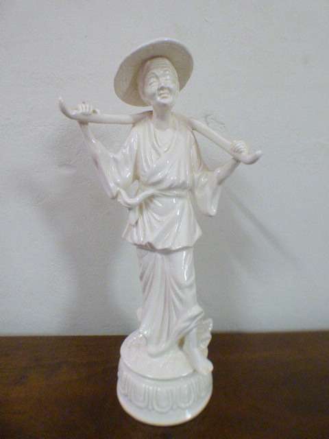 A lovely (large) ornamental ceramic display figurine of an elderly rice farmer; good condition! RS17
