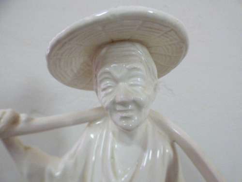 A lovely (large) ornamental ceramic display figurine of an elderly rice farmer; good condition! RS17