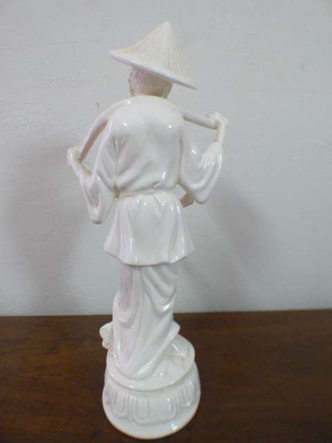 A lovely (large) ornamental ceramic display figurine of an elderly rice farmer; good condition! RS17