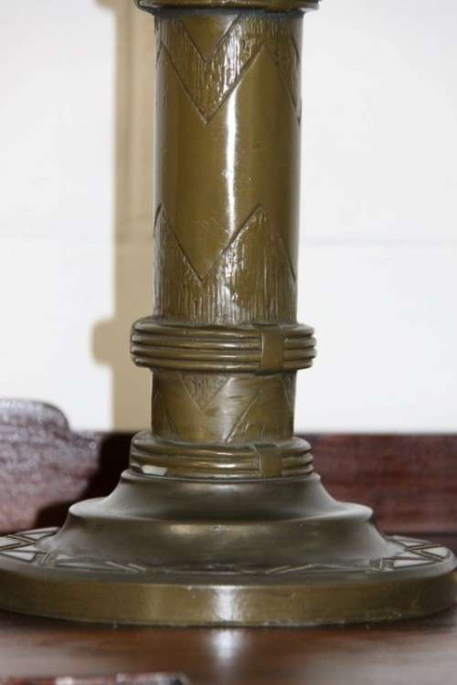 An exquisite tall "Leopard" moulded table lamp and shade with beautiful detailing in working order