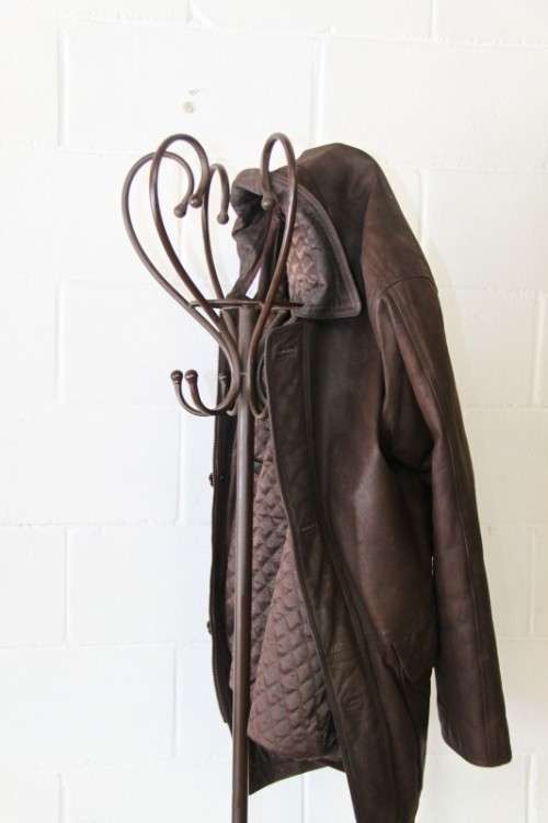 A stunning tall wrought iron coat rack/ hat stand with loads of space in very good condition