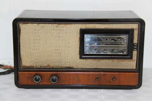 An amazing vintage ornamental Bakelite valve radio in good condition