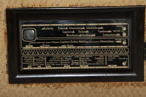 An amazing vintage ornamental Bakelite valve radio in good condition
