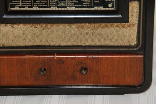An amazing vintage ornamental Bakelite valve radio in good condition