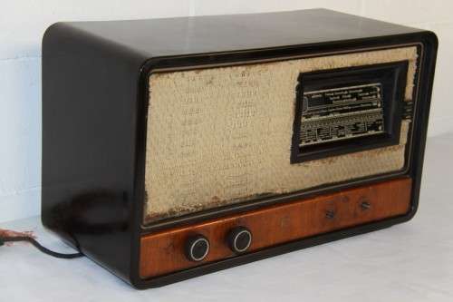 An amazing vintage ornamental Bakelite valve radio in good condition