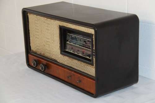 An amazing vintage ornamental Bakelite valve radio in good condition