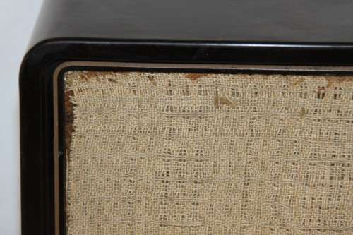 An amazing vintage ornamental Bakelite valve radio in good condition