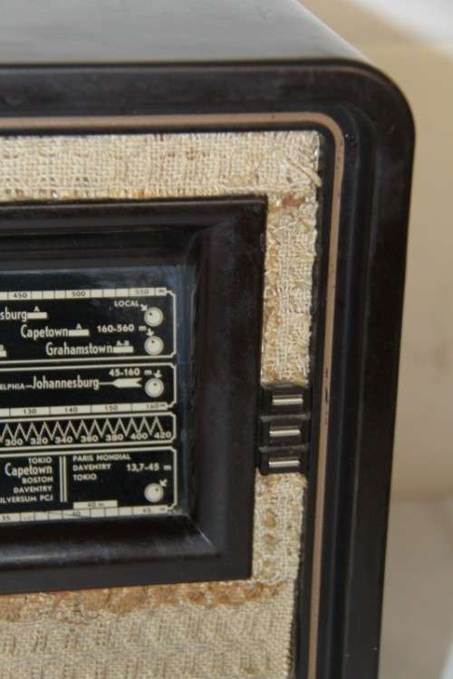 An amazing vintage ornamental Bakelite valve radio in good condition
