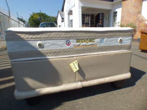 An awesome 3/4 "Restonic orthozone" bed - mattress and base set in very good condition