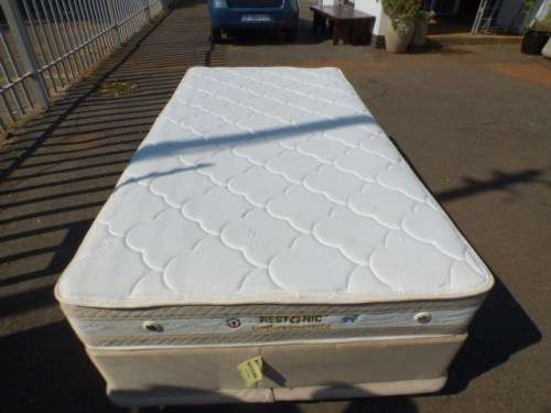 An awesome 3/4 "Restonic orthozone" bed - mattress and base set in very good condition