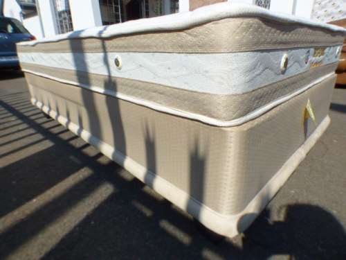 An awesome 3/4 "Restonic orthozone" bed - mattress and base set in very good condition